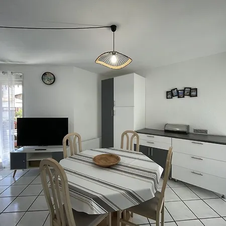 T2 Avec Terrasse Et Piscine à Vieux-boucau, Idéal Pour Les ! - Fr-1-379-18